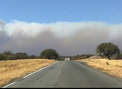 La ruta provincial 38 está cortada, no se ve por el humo.