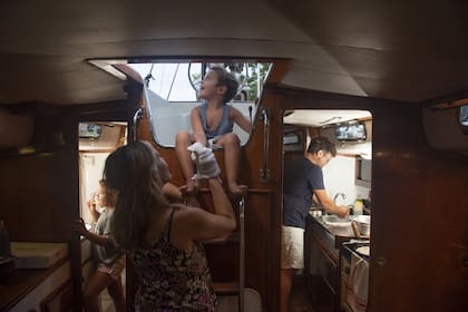 La rutina familiar de los Maldonado: Johanna juega con Paco mientras Andrés ordena la cocina y Juana se lava los dientes