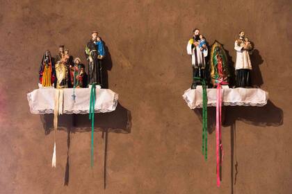 La s coloridas imágenes religiosas en el interior de la capilla de Nuestra Señora de Andacollo.