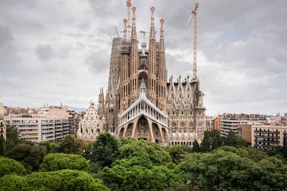 La Sagrada Familia, un edificio que le cambió el perfil urbano a Barcelona.