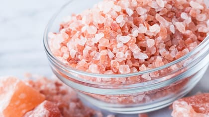 La sal rosa del Himalaya ganó espacio en los supermercados por sus supuestos micronutrientes.