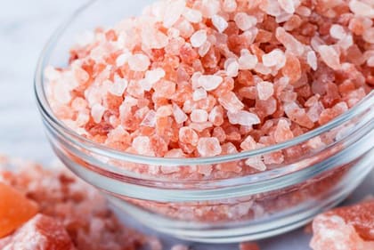 La sal rosa del Himalaya ha ganado espacio en los supermercados por sus supuestos micronutrientes.