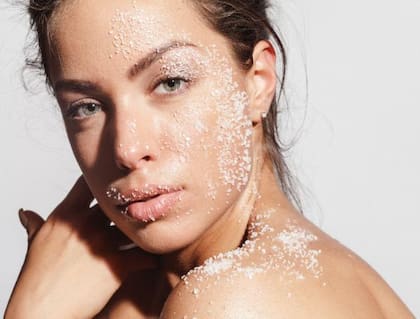 La sal tiene propiedades antisépticas por lo que colabora con evitar la aparición de acné