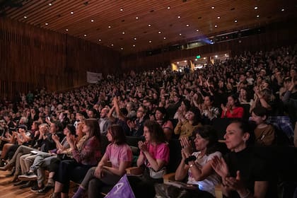 La Sala Argentina del CCK colmada en el acto de apoyo a la Ley de Danza convocado desde el Ministerio de Cultura de la Nación