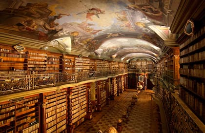 La sala central de la Biblioteca Nacional de la República Checa en el Klementinum de Praga.