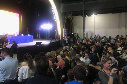 La sala colmada a la espera de la expresidente