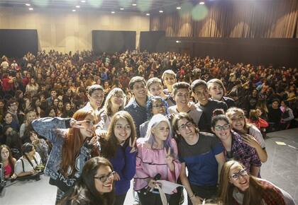 La sala, con capacidad para más de mil personas, quedó colmada