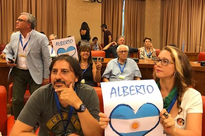 La sala Constitución del Parlamento tuvo consignas a favor del candidato del Frente de Todos