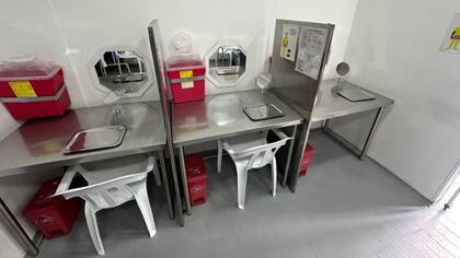 La sala cuenta con tres cubículos donde se inyectan los usuarios
