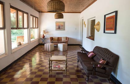 La sala de Bosque de Bohemia con piso damero y ventanal con vista al parque.