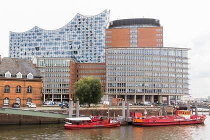 La sala de conciertos fue proyectada por el estudio Herzog & de Meuron y tiene capacidad para 2.000 personas.