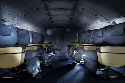 La sala de conferencias tiene capacidad para ocho personas máximo con los asientos originales del avión