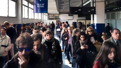 La sala de espera del Correo en la sede de Retiro; la cola que sale de allí lleva varias decenas de metros