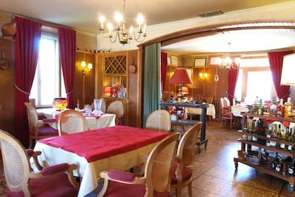 La sala de estar, amueblada con mesas de madera y decorada con elementos de ambos países