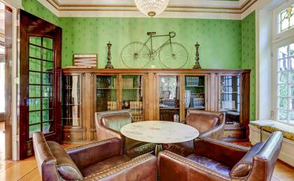 La sala de estar con biblioteca