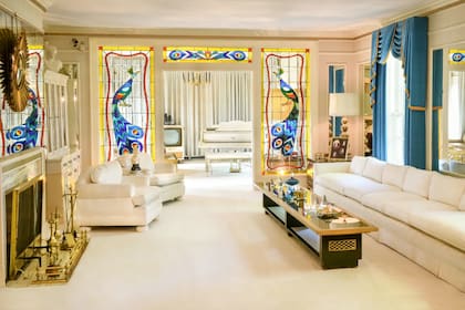 La sala de estar de Graceland, decorada con cortinas doradas y motivos de pavo real, al estilo que le gustaba a su novia Lisa Thompson