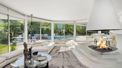 La sala de estar de la casa donde Elvis y Priscilla Presley pasaron su luna de miel; tiene una chimenea flotante