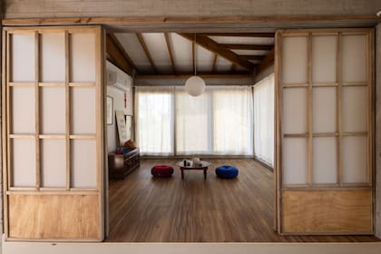 La sala de estar de la casa hanok en Costa Esmeralda