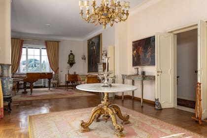 La sala de estar de la planta baja –que tiene un piano de cola– está comunicada con el comedor y el estudio.