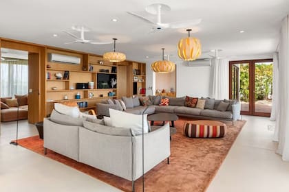 La sala de estar de la propiedad permite el acceso a múltiples terrazas