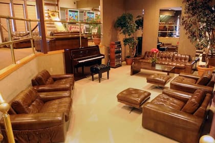La sala de estar donde Elvis tocaba el piano
