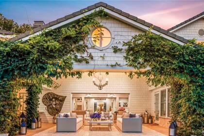 La sala de estar exterior cuenta con una privilegiada vista al exuberante jardín, que tiene cien árboles frutales.