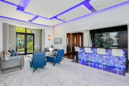 La sala de estar tiene acceso directo al jardín