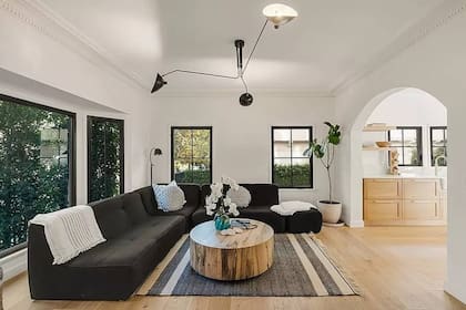 La sala de estar tiene amplios ventanales. En toda la casa los pisos son de madera de roble blanco