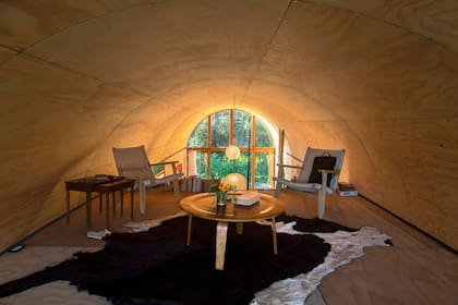 La sala de estar ubicada en la planta alta de la casa.