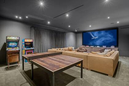La sala de juegos incluye un cine, una mesa de ping pong y algunas máquinas de arcade