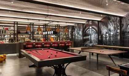 La sala de juegos tiene un enorme bar (Foto: Dirt.com)