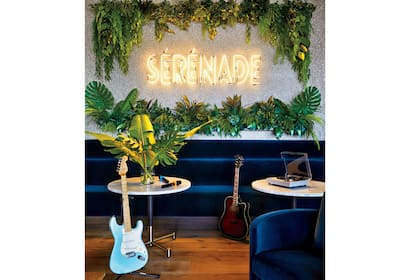 La sala de karaoke "Sérénade" cuenta con un letrero de neón a medida diseñado por V Starr