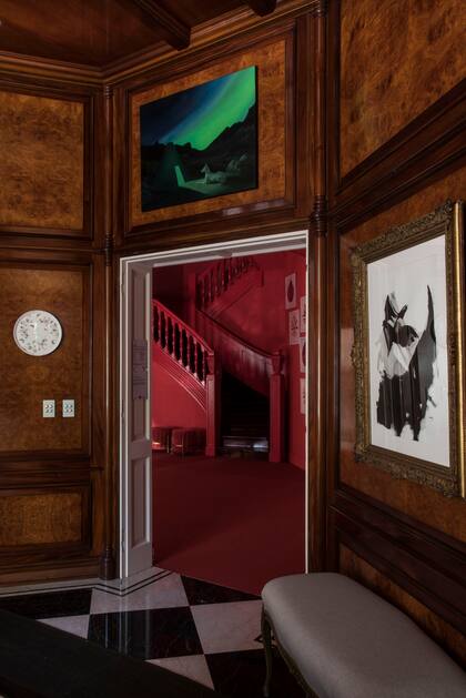 La sala de lectura está conectada con el hall y la escalera principal de la residencia, área intervenida por Ana Astudillo (@annetteastudillo) en la expo.