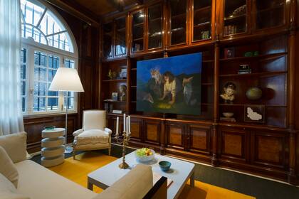 La sala de lectura (Estudio Mop / Pita) destaca la gran biblioteca original de la mansión, un elemento clave que retomaron los interioristas para ubicar libros, objetos, recuerdos y obras de arte en un espacio íntimo
