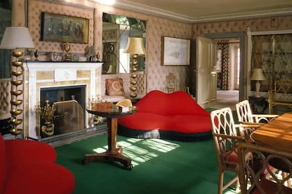La sala de Monkton House con sillones con la forma de los labios de la actriz de Hollywood Mae West