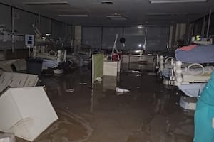 La sala de neonatología inundada en Bahía Blanca.