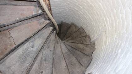 La sala de operaciones estaba situada en el ático de una iglesia y tenía un acceso directo al ala de mujeres del hospital de St. Thomas. Hoy el único acceso a este antiguo quirófano es una estrechísima escalera de caracol de 32 peldaños.