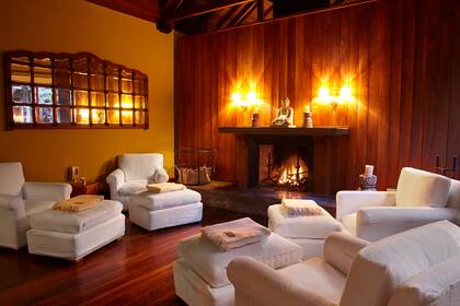 La sala de relax del Hyatt Carmelo tiene sillones con fundas de toallas