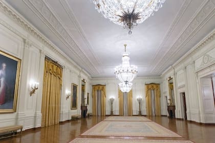La sala del Este es la más grande de la Casa Blanca y ha sido escenario de cenas de estado, recepciones, conciertos, bodas y conferencias de prensa. Aquí han reposado los cuerpos de los presidentes Abraham Lincoln y John F. Kennedy tras sus asesinatos.