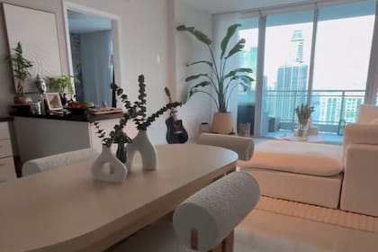 La sala en tonos claros da un ambiente muy relajado y destaca la luminosidad de la propiedad. (Canva-IG @robertsielmann)