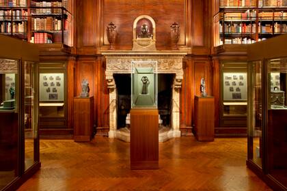 La sala norte era la oficina de la bibliotecaria Belle Da Costa Greene. Actualmente es la galería que contiene la colección de antigüedades, que incluye sellos y tablillas de Asia occidental antigua, objetos griegos y romanos.