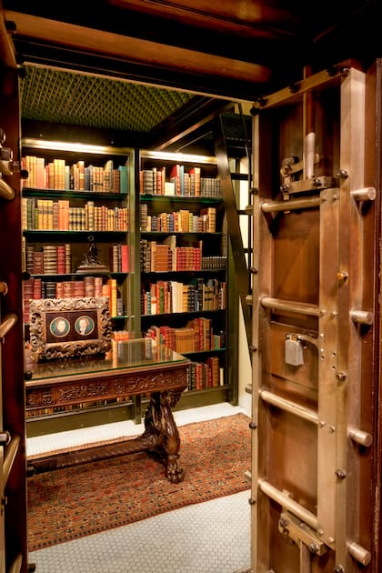 La sala oeste (West wing) era el estudio privado de J.P. Morgan. Esta bóveda fue diseñada para que Morgan guardara obras de particular valor. Durante muchos años, la colección de manuscritos medievales y renacentistas de Morgan se almacenó aquí.