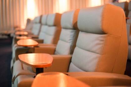 La Sala Platinum ofrece butacas extra confortables con botones eléctricos para que cada espectador elija su posición ideal.