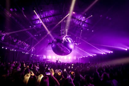 La Sala SinPiso, el espacio propio que la compañía construyó para su lenguaje: una “fábrica” de teatralidad con pista central y accesos perimetrales