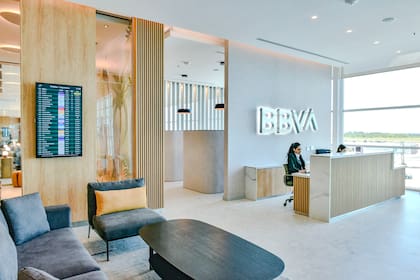 La sala tiene vista a la pista aérea.