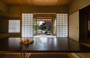 La sala tradicional de la ceremonia del té mira a lo largo del jardín japonés