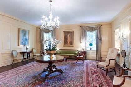 La sala Vermeil de la Casa Blanca exhibe selecciones de una colección de plata dorada europea y americana (llamada vermeil en francés) recibida por la Casa Blanca en 1958
