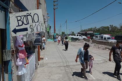 Las calles aledañas a La Salada, sin la intensidad de épocas mejores para las ventas; el acceso pago a los baños de locales, una característica de la feria que se mantiene