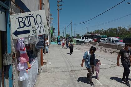 Las calles aledañas a La Salada, sin la intensidad de épocas mejores para las ventas; el acceso pago a los baños de locales, una característica de la feria que se mantiene