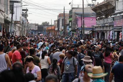 Una multitud en una de las calles que se internan en los paseos de compras de la feria, en tiempos sin Covid